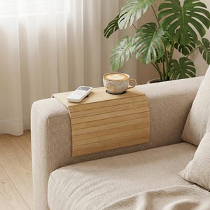 Födelsedagspresent, perfekt presentidé, platsbesparande hemtillbehör, armstödsbord i trä för soffa, snyggt soffbord för drycker, fjärrkontroller och annat bild 4