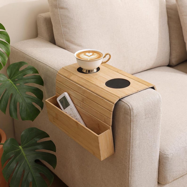 Födelsedagspresent, perfekt presentidé, platsbesparande hemtillbehör, armstödsbord i trä för soffa, snyggt soffbord för drycker, fjärrkontroller och annat bild 3
