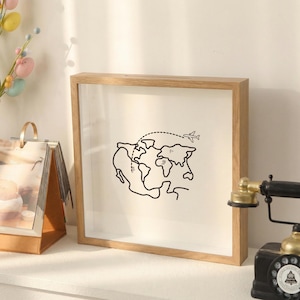 Op de afbeelding: Een set van drie keramische mokken met een gespikkelde, matte afwerking. De mokken zijn in de kleuren crème, lichtgrijs en donkergrijs. Elke mok heeft een eenvoudig, minimalistisch ontwerp en een afgeronde handgreep.