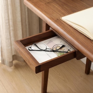 Puede incluir: Un letrero de madera rústica con la frase "Welcome to our home" en letras blancas. El letrero presenta un acabado envejecido y un diseño sencillo, ideal para la entrada.