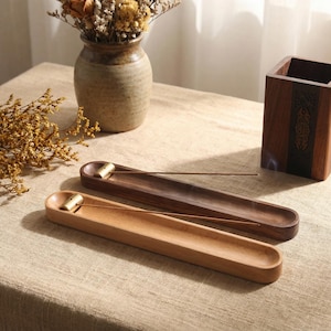 Op de afbeelding: Een set van drie keramische mokken met een gespikkelde, matte afwerking. De mokken zijn in crème, lichtgrijs en donkergrijs. Elke mok heeft een eenvoudig, minimalistisch ontwerp.