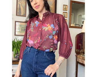 Camicetta vintage anni '70 Teddi of California Bird Floral semi trasparente bordeaux con bottoni