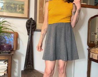 Conjunto de vestido y chaqueta estilo años 60 para el campus universitario de Dallas, color amarillo, gris y verde.