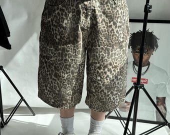 Pantalones cortos holgados con estampado de leopardo de Jaded London, estilo hip hop y rap.