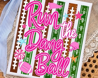 Striped Run The Dang Ball Png, Różowy Dzień Meczu Piłkarskiego Png, Preppy Football Mom PNG, Piłkarska Kratka w Kropki Png, Kibic Piłkarski Png, Jesienny Sport