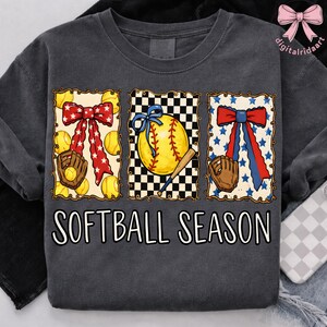 K&ouml;nnte beinhalten: Dunkelgraues Sweatshirt mit Softball-Motiv. Das Design zeigt drei gerahmte Bilder mit einem Softball, einem Handschuh und Schleifen. Der Text "SOFTBALL SEASON" ist in Wei&szlig; auf der Unterseite des Shirts aufgedruckt.