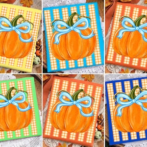 Può includere: Una collezione di sei insegne decorative quadrate, ognuna con un'illustrazione centrale di una zucca arancione decorata con un fiocco azzurro. Gli sfondi sono costituiti da strisce verticali colorate con un motivo a quadretti bianchi.