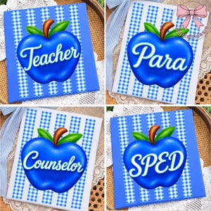 Può includere: Quattro insegne quadrate con uno sfondo a quadretti vichy blu e bianchi e una grande grafica di una mela blu al centro. Ogni mela mostra un testo bianco in corsivo che recita Teacher, Para, Counselor o SPED, con foglie verdi e un picciolo marrone.