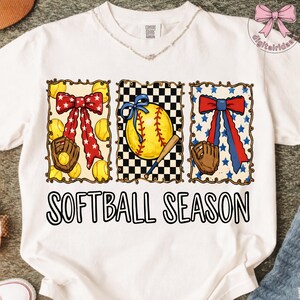K&ouml;nnte beinhalten: Wei&szlig;es T-Shirt mit einem farbenfrohen Softball-Design. Das Design umfasst einen Softball, einen Handschuh und eine Schleife mit dem Text "SOFTBALL SEASON". Das Design befindet sich in einem rechteckigen Rahmen mit gelbem Rand.