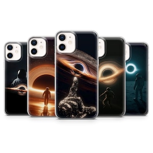 Op de afbeelding: Een verzameling van vijf telefoonhoesjes met ruimte-thema ontwerpen. Elk hoesje toont een andere kosmische scène, waaronder astronauten, zwarte gaten en hemellichamen in zwart, oranje en wit. De hoesjes zijn ontworpen voor een smartphone.