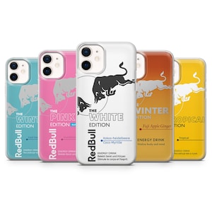 Peut inclure: Cinq coques de téléphone avec le logo Red Bull et différents noms d'éditions. Les coques sont de couleurs bleu, rose, blanc, orange et jaune. Chaque coque a une saveur différente.