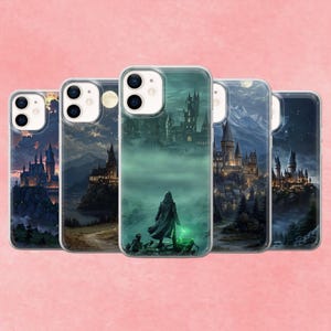 Könnte beinhalten: Fünf Handyhüllen mit Fantasy-Schloss-Designs. Jede Hülle zeigt eine andere Landschaft, darunter ein Schloss auf einem Berg, ein Schloss im Nebel und ein Schloss unter einem Sternenhimmel. Die Hüllen sind transparent mit einem aufgedruckten Design.
