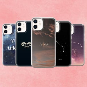 Puede incluir: Una colección de cinco fundas para teléfono con diseños del signo zodiacal Aries. Cada funda presenta un fondo diferente, incluyendo un cielo estrellado, un degradado azul oscuro, un cielo nublado, una constelación y un fondo oscuro con una constelación.