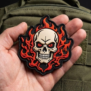 PVC-märke med flammande dödskalle | Taktisk moralmärke med eldskalle | Röd flamma 3D-gummimärke för ryggsäck och jacka | Edgy bikerpresent till honom 3"