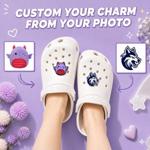 Può includere: Scarpe Crocs bianche con ciondoli personalizzati, tra cui un personaggio dei cartoni animati viola e rosso e un logo di lupo blu e bianco. Il testo "CUSTOM YOUR CHARM FROM YOUR PHOTO" è visualizzato nella parte superiore dell'immagine.
