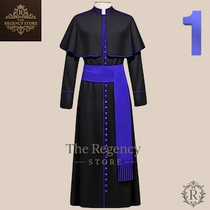 Może przedstawiać: Czarna szata duchownego z fioletową szarfą i wykończeniem. Szata ma długie rękawy i zapinany na guziki przód. Do ramion przymocowany jest pasujący pelerynka. Logo The Regency Store jest widoczne na dole obrazu.