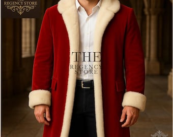 Könnte beinhalten: Ein langer, roter Samtmantel mit cremefarbenem Kunstfellbesatz am Kragen, an den Manschetten und vorne. Der Mantel wird über einem weißen Hemd und einer schwarzen Hose getragen. Das Logo The Regency Store ist sichtbar.