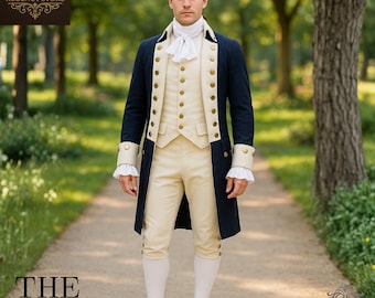 Könnte beinhalten: Ein historisches Kostüm-Ensemble mit einem marineblauen Mantel mit goldenen Knöpfen, einer cremefarbenen Weste und passenden Kniebundhosen. Das Outfit umfasst eine weiße Rüschenkrawatte und Manschetten sowie weiße Strümpfe. Das Logo The Regency Store ist sichtbar.