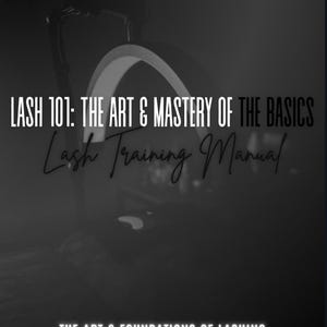 Peut inclure: Image en noir et blanc d'un manuel de formation sur les cils. Le titre est "LASH 101: THE ART & MASTERY OF THE BASICS" avec "Lash Training Manual" en dessous. Le bas de l'image indique "THE ART & FOUNDATIONS OF LASHING" et "PRESENTED BY DAYA DENAE."