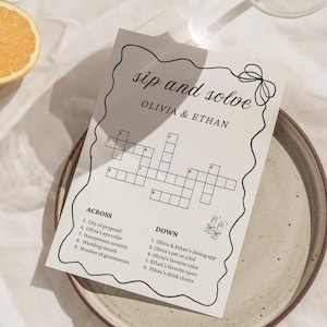 Puede incluir: Un juego de tres tazas de cerámica con un acabado mate moteado. Las tazas son de color crema, gris claro y gris oscuro. Cada taza tiene un diseño sencillo y un asa redondeada.