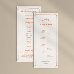 Op de afbeelding: Twee witte trouwprogramma-kaarten met roestoranje tekst en een decoratieve rand. Eén kaart bevat de namen van de bruiloftsgasten en een dankwoord. De andere kaart toont het tijdschema voor de bruiloft van Chloe & Jude op 10 oktober 2026 in Savannah, GA.