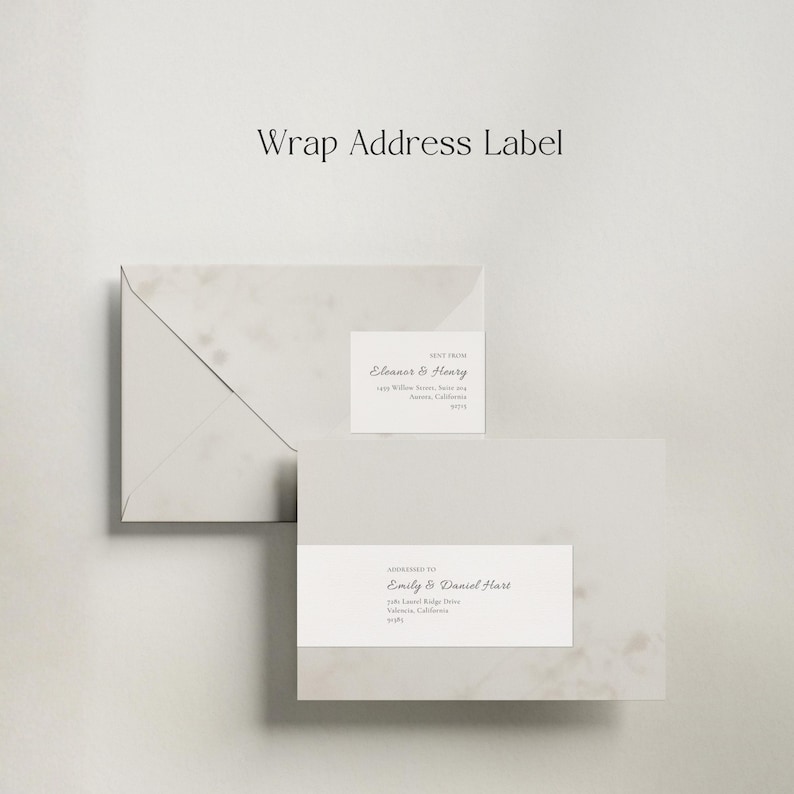 Op de afbeelding: Twee lichtgrijze enveloppen en een wikkeladreslabel worden weergegeven tegen een neutrale achtergrond. Het label en de enveloppen hebben een elegant lettertype en de tekst "Wrap Address Label". De enveloppen zijn geadresseerd aan "Eleanor & Henry" en "Emily & Daniel Hart".