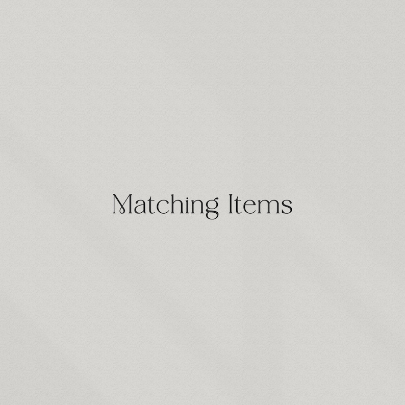 Op de afbeelding: Een lichtbeige achtergrond met de woorden "Matching Items" in een stijlvol, donker lettertype. De tekst is gecentreerd en de algehele esthetiek is minimalistisch en elegant.