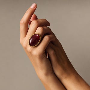 Burgunderfarbener ovaler Statement-Ring aus Harz, übergroßer goldfarbener Cocktailring
