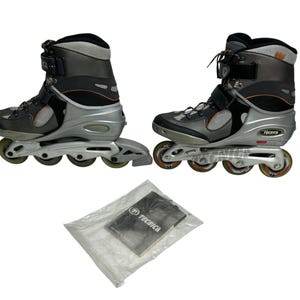 Peut inclure: Une paire de rollers en ligne Tecnica argentés, noirs et gris avec quatre roues chacun, dotés de lacets, d'une sangle auto-agrippante et d'un col de cheville rembourré. Un petit sac en plastique contenant un manuel Tecnica est inclus.