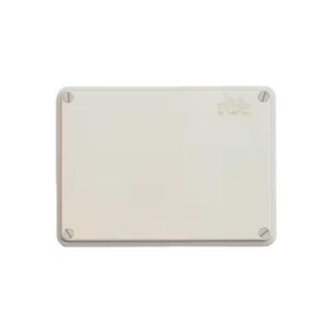 Può includere: Un coperchio rettangolare bianco sporco per scatola di derivazione elettrica con una superficie liscia e piatta. Quattro viti metalliche color argento sono posizionate in ogni angolo per fissare la piastra. Un logo in rilievo è visibile.