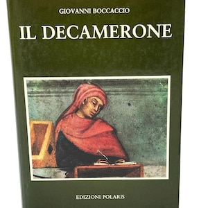 Può includere: Un libro con copertina rigida intitolato "IL DECAMERONE" di Giovanni Boccaccio. La copertina è verde scuro con testo bianco e un'illustrazione incorniciata di una persona in abiti rossi che scrive. Pubblicato da Edizioni Polaris.
