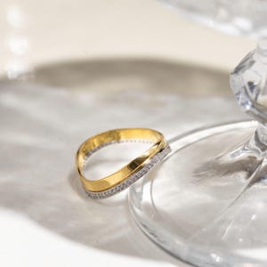Anillo de oro de 14 quilates bicolor con diamantes, joyería moderna apilable, delicado anillo de promesa.
