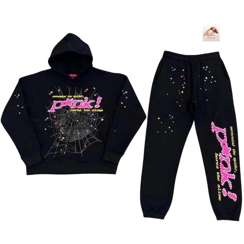 Peut inclure: Ensemble sweat &agrave; capuche et pantalon de surv&ecirc;tement noirs. Le sweat &agrave; capuche pr&eacute;sente le mot "pink!" en rose, un motif de toile d'araign&eacute;e et du texte. Le pantalon de surv&ecirc;tement a le mot "pink!" en rose sur la jambe et des graphiques d'&eacute;toiles &eacute;parpill&eacute;es.