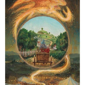 Puede incluir: Ilustración fantástica de un mago en un carro, enmarcada por un diseño de fuego con forma de dragón. La escena interior muestra un paisaje verde con un pueblo. La obra utiliza colores cálidos y tiene un estilo caprichoso.