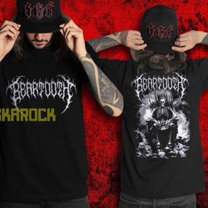 Puede incluir: Una camiseta negra con la palabra Beartooth en una fuente de metal blanca estilizada en el pecho. La parte posterior de la camiseta muestra un gráfico de un esqueleto sentado en un trono rodeado de calaveras. Incluye una gorra negra con texto rojo.