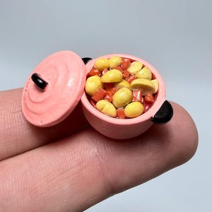 Olla miniatura para guiso de verduras a escala 1:12 con tapa extraíble