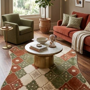 Organisch geformter Teppich, unregelmäßiger geometrischer Wollteppich, gewellter Teppich im Mid-Century-Modern-Stil, getufteter Boho-Teppich in Rostrot und Grün für das Wohnzimmer