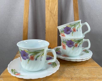 Juego de 3 tazas y platillos vintage / Vidrio opalino con diseño floral Indopal de Indonesia