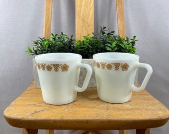 Set di 2 tazze Pyrex con farfalla dorata / tazze da caffè in vetro opalino vintage