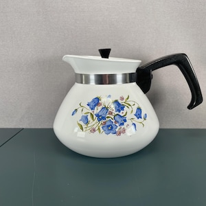 Tetera Corning Ware Canterbury Blue Bell de 6 tazas, modelo P-104, de cerámica vintage de los años 70.