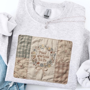 私たちの仕事に誇りを持つ PNG | ブルーカラープライドシャツデザイン | ヴィンテージキルトパッチワークアート | トレードギフト | デジタルダウンロード