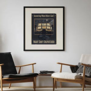 Lámina decorativa para pared con imagen de un operador del 911 en turno de noche, póster retro de centro de despacho en formato PNG, regalo para operadores, decoración para servicios de emergencia, descarga digital.