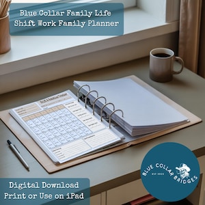 Può includere: Un'agenda familiare con il testo "Blue Collar Family Life Shift Work Family Planner" è aperta su una scrivania. L'agenda ha un layout a calendario con spazio per le note. Una tazza di caffè e una penna sono anche sulla scrivania. È incluso anche il testo "Digital Download Print or Use on iPad".