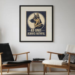 Può includere: Stampa incorniciata con un cane pastore tedesco di profilo, su sfondo circolare. La stampa ha uno sfondo blu navy con il testo "K9 UNIT - ALWAYS FAITHFUL" in bianco. L'opera è in una cornice nera.