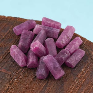Matita grezza minuscola in rubino naturale non trattato, pietra portafortuna di luglio, 10-12/11-13 mm. Creazione di gioielli fatti a mano.
