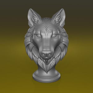 Puede incluir: Escultura de cabeza de lobo gris con detalles de pelaje y rasgos faciales. La escultura está montada sobre una base redonda y se encuentra sobre un fondo degradado. Los ojos del lobo están cerrados y sus orejas erguidas.