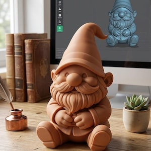 Op de afbeelding: Terracotta-kleurige tuinkabouterfiguur met een lange baard, grote neus en puntmuts. De kabouter zit op een houten bureau, met een computerscherm waarop een 3D-model van de kabouter te zien is op de achtergrond. Een kleine vetplant en antieke boeken zijn ook zichtbaar.
