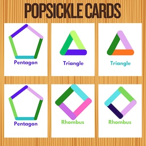 Könnte beinhalten: Lernkarten mit dem Text "POPSICLE CARDS" zeigen farbenfrohe geometrische Formen aus Eisstielen. Zu den Formen gehören Fünfecke, Dreiecke und Rhomben, die jeweils mit ihrem Namen beschriftet sind. Die Karten befinden sich auf einem Holzgrund.