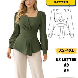 Op de afbeelding: Een olijfgroene peplum blouse met lange mouwen en een vierkante halslijn. De blouse wordt gecombineerd met crèmekleurige broeken met wijde pijpen. De afbeelding bevat een lijntekening van de blouse en de tekst "Peplum Blouse Pattern" en "XS-4XL".
