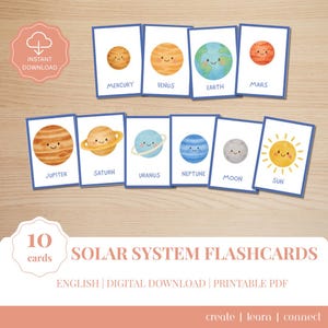 Può includere: Dieci flashcard del sistema solare con illustrazioni di pianeti e del sole. Ogni carta presenta il nome di un pianeta e un'immagine di cartone animato sorridente. Le carte sono disposte su una superficie di legno. Le parole "Solar System Flashcards" sono stampate in basso.